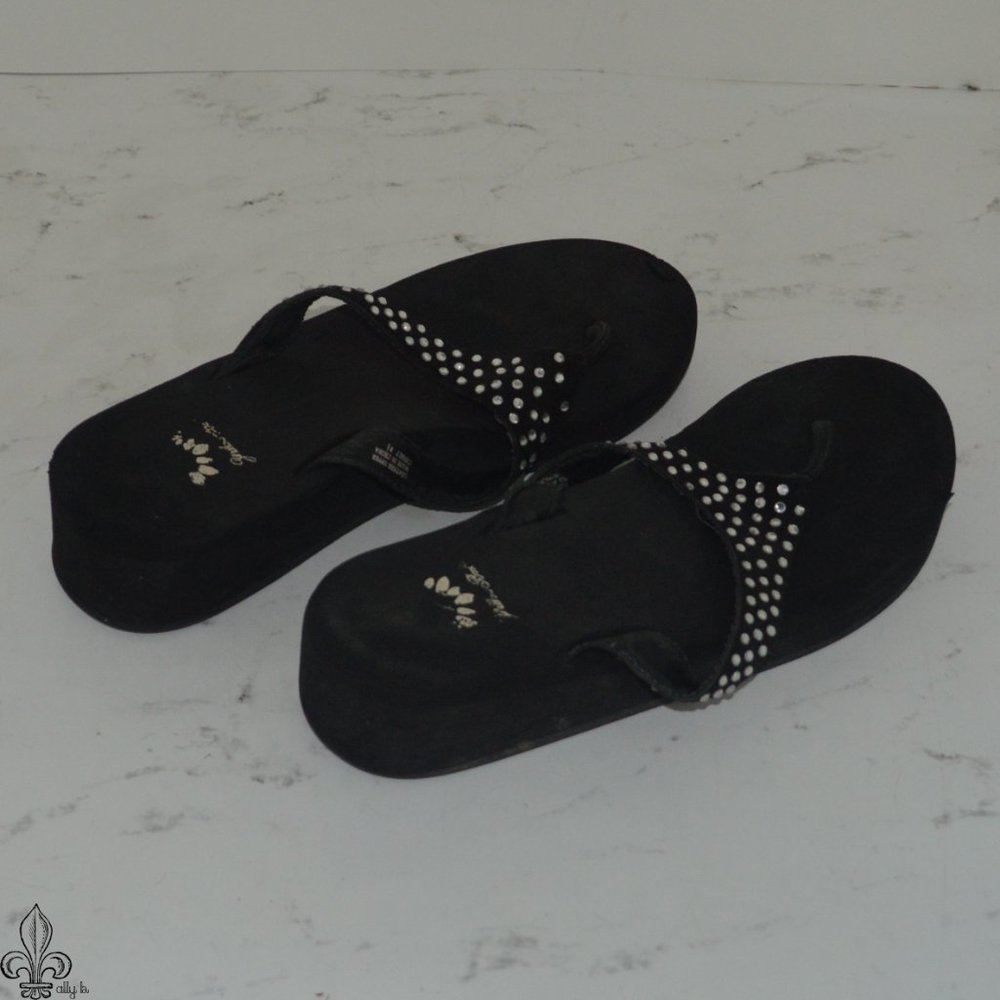 🖤Yellow Box Rhinestone Flip Flops🖤 - Picture 4 of 8